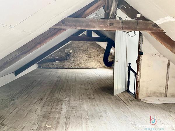 Maison rénovée centre-ville de fougères, cour , stationnement