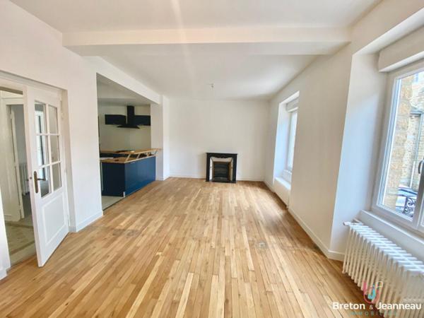 Maison rénovée centre-ville de fougères, cour , stationnement