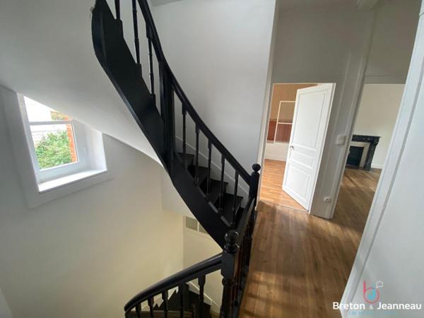 Maison rénovée centre-ville de fougères, cour , stationnement