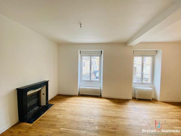 Maison rénovée centre-ville de fougères, cour , stationnement