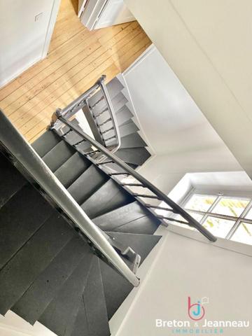 Maison rénovée centre-ville de fougères, cour , stationnement