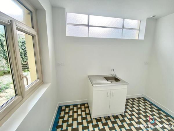 Maison rénovée centre-ville de fougères, cour , stationnement