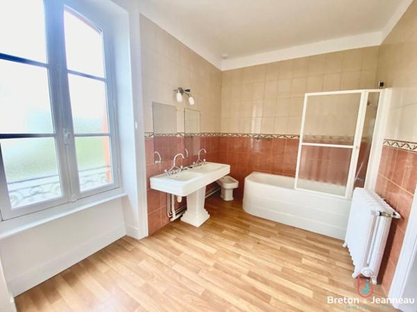 Maison rénovée centre-ville de fougères, cour , stationnement