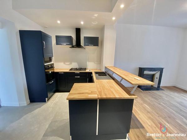 Maison rénovée centre-ville de fougères, cour , stationnement