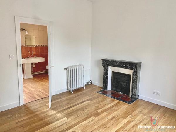 Maison rénovée centre-ville de fougères, cour , stationnement