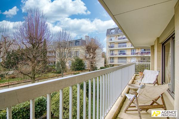 Versailles Rive-Droite Appartement 5 pièces 105.4 m² carrez situé au 1er étage avec ascenseur, grande cave, box et place de parking en sous-sol 595 000 € ** - Référence 25853