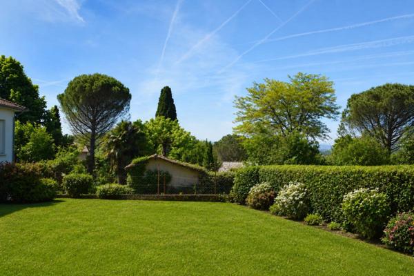 Lafrançaise  82130 , Entre Montauban et  Moissac: Maison  plain-pied  82 m², 5 Pièces , 3 chambres avec jardin privatif et garage fermé
