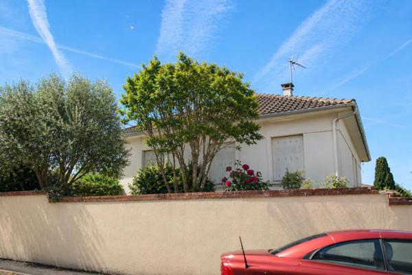 Lafrançaise  82130 , Entre Montauban et  Moissac: Maison  plain-pied  82 m², 5 Pièces , 3 chambres avec jardin privatif et garage fermé