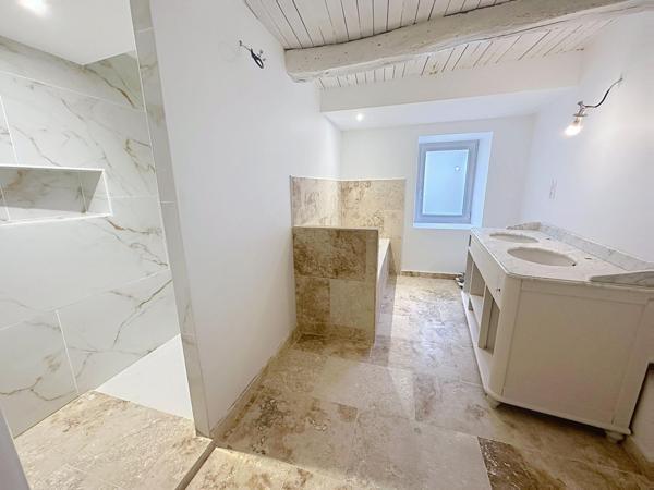 Maison de village en pierre de 200 m2  rénovée