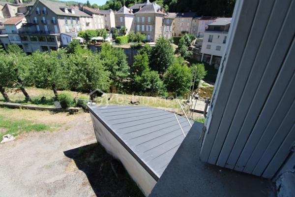 Nichée au cœur de la magnifique et sauvage **vallée de la Dourbie**, à Saint-Jean-du-Bruel, découvrez cette vaste maison des années 70 offrant des volumes exceptionnels et un cadre de vie idyllique. **Entièrement isolée **, elle bénéficie d'une vue panoramique et apaisante sur la rivière.
Parfaitement adaptée pour une grande famille, un projet de chambres d'hôtes ou une maison de vacances, elle se compose de **6 à 7 chambres lumineuses**, permettant d'accueillir chaleureusement tous vos proches.
Côté extérieur, vous profiterez d'une **superbe terrasse de 30 m²** idéale pour vos repas d'été face à la nature, ainsi que d'un terrain attenant d'environ 130 m².
 Énergie & Modernité : Un confort optimal
Rarissime pour une maison de cette époque, le bien bénéficie d'une **excellente classification DPE en B**, gage d'une isolation thermique de premier ordre et d'économies d'énergie substantielles. Les équipements techniques sont neufs et performants :
* **Chauffage :** Pompe à chaleur (PAC) de dernière génération.
* **Eau chaude :** Chauffe-eau thermodynamique.
     2 cheminées
### Dépendances & Stockage : Un potentiel rare
Les prestations de cette maison sont complétées par de nombreuses dépendances qui raviront les bricoleurs, les collectionneurs ou les personnes ayant besoin de stockage :
 **4 caves** en sous-sol (idéales pour le vin ou le rangement).
* Une **chaufferie** dédiée.
* Un **grand garage** privatif. Votre contact Guy Jayet au 0611566624