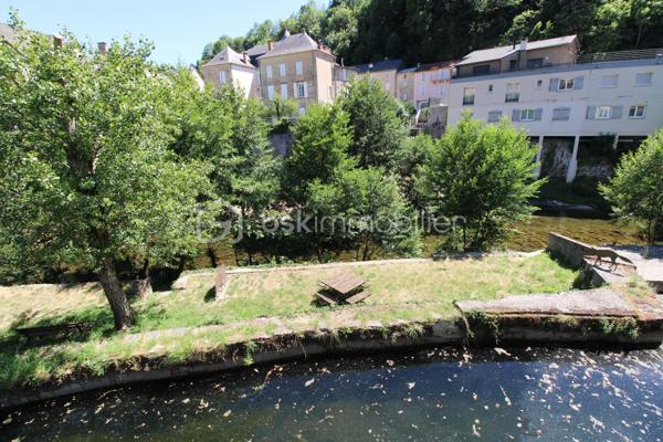 Nichée au cœur de la magnifique et sauvage **vallée de la Dourbie**, à Saint-Jean-du-Bruel, découvrez cette vaste maison des années 70 offrant des volumes exceptionnels et un cadre de vie idyllique. **Entièrement isolée **, elle bénéficie d'une vue panoramique et apaisante sur la rivière.
Parfaitement adaptée pour une grande famille, un projet de chambres d'hôtes ou une maison de vacances, elle se compose de **6 à 7 chambres lumineuses**, permettant d'accueillir chaleureusement tous vos proches.
Côté extérieur, vous profiterez d'une **superbe terrasse de 30 m²** idéale pour vos repas d'été face à la nature, ainsi que d'un terrain attenant d'environ 130 m².
 Énergie & Modernité : Un confort optimal
Rarissime pour une maison de cette époque, le bien bénéficie d'une **excellente classification DPE en B**, gage d'une isolation thermique de premier ordre et d'économies d'énergie substantielles. Les équipements techniques sont neufs et performants :
* **Chauffage :** Pompe à chaleur (PAC) de dernière génération.
* **Eau chaude :** Chauffe-eau thermodynamique.
     2 cheminées
### Dépendances & Stockage : Un potentiel rare
Les prestations de cette maison sont complétées par de nombreuses dépendances qui raviront les bricoleurs, les collectionneurs ou les personnes ayant besoin de stockage :
 **4 caves** en sous-sol (idéales pour le vin ou le rangement).
* Une **chaufferie** dédiée.
* Un **grand garage** privatif. Votre contact Guy Jayet au 0611566624