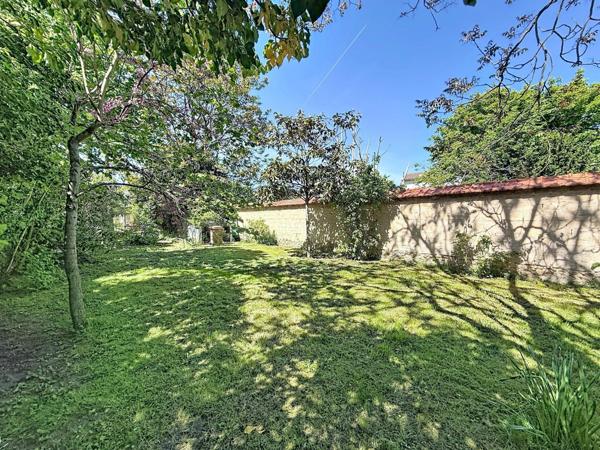 Bien rare sur un terrain de 853m² à 5 min du RER A