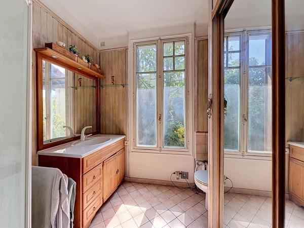 Bien rare sur un terrain de 853m² à 5 min du RER A
