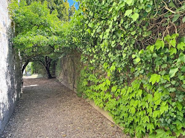 Bien rare sur un terrain de 853m² à 5 min du RER A