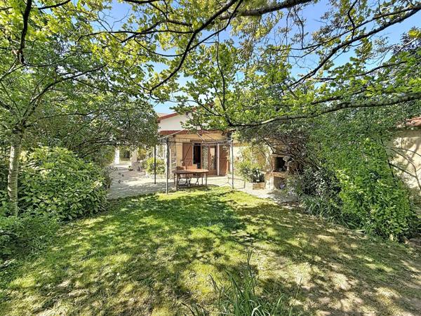 Bien rare sur un terrain de 853m² à 5 min du RER A