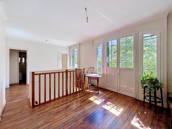 Bien rare sur un terrain de 853m² à 5 min du RER A
