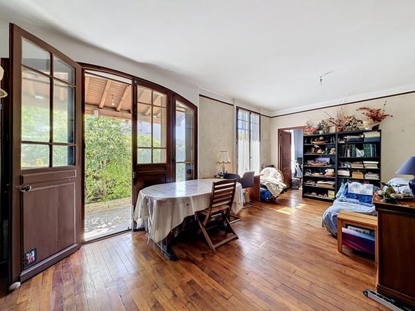 Bien rare sur un terrain de 853m² à 5 min du RER A