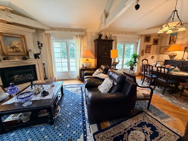 Maison bourgeoise de caractère avec d'excellentes prestations dans le centre de MONT DE MARSAN (40)