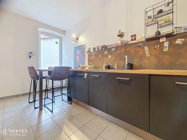 COMMUNAY – CŒUR DU VILLAGE – MAISON DE VILLE ENV. 120 M² – 3 CHAMBRES + BUREAU – GARAGE 40 M