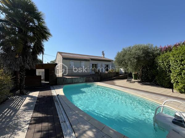 Niort quartier Saint Liguaire - Belle maison de 179 m² habitable sur 2 niveaux. En rez de jardin, entrée sur pièce de vie avec cuisine aménagée et équipée ouverte et donnant sur terrasse, salon, 2 chambres, salle d'eau, wc, placard, dégagement. Au rdc, grande pièce à vivre, cuisine aménagée et équpée, salle d'eau, wc, chambre. Possibilité studio indépendant ou locatif.
Jardin clos et arboré avec piscine 4X8m sécurisée, cabanon, garage indépendant double, bar d'été.
Chauffage électrique, poêle bois, panneaux solaires, isolation toiture 2019.
A voir rapidement.