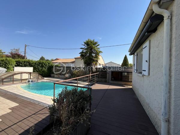 Niort quartier Saint Liguaire - Belle maison de 179 m² habitable sur 2 niveaux. En rez de jardin, entrée sur pièce de vie avec cuisine aménagée et équipée ouverte et donnant sur terrasse, salon, 2 chambres, salle d'eau, wc, placard, dégagement. Au rdc, grande pièce à vivre, cuisine aménagée et équpée, salle d'eau, wc, chambre. Possibilité studio indépendant ou locatif.
Jardin clos et arboré avec piscine 4X8m sécurisée, cabanon, garage indépendant double, bar d'été.
Chauffage électrique, poêle bois, panneaux solaires, isolation toiture 2019.
A voir rapidement.