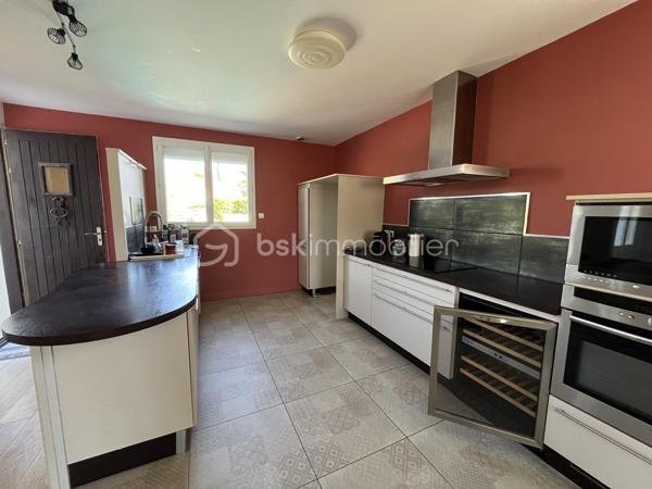 Niort quartier Saint Liguaire - Belle maison de 179 m² habitable sur 2 niveaux. En rez de jardin, entrée sur pièce de vie avec cuisine aménagée et équipée ouverte et donnant sur terrasse, salon, 2 chambres, salle d'eau, wc, placard, dégagement. Au rdc, grande pièce à vivre, cuisine aménagée et équpée, salle d'eau, wc, chambre. Possibilité studio indépendant ou locatif.
Jardin clos et arboré avec piscine 4X8m sécurisée, cabanon, garage indépendant double, bar d'été.
Chauffage électrique, poêle bois, panneaux solaires, isolation toiture 2019.
A voir rapidement.