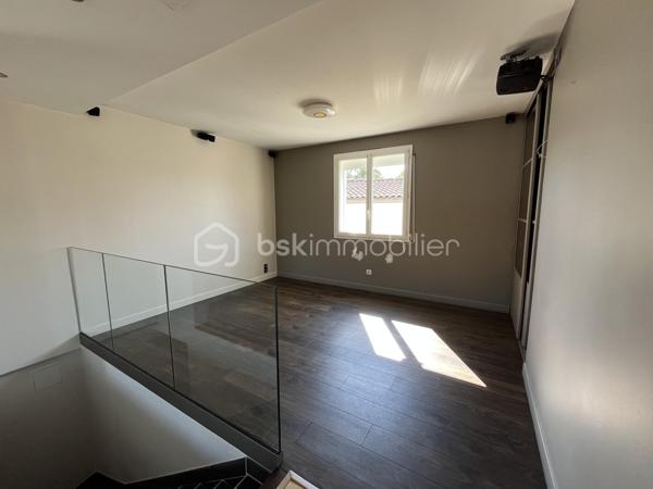 Niort quartier Saint Liguaire - Belle maison de 179 m² habitable sur 2 niveaux. En rez de jardin, entrée sur pièce de vie avec cuisine aménagée et équipée ouverte et donnant sur terrasse, salon, 2 chambres, salle d'eau, wc, placard, dégagement. Au rdc, grande pièce à vivre, cuisine aménagée et équpée, salle d'eau, wc, chambre. Possibilité studio indépendant ou locatif.
Jardin clos et arboré avec piscine 4X8m sécurisée, cabanon, garage indépendant double, bar d'été.
Chauffage électrique, poêle bois, panneaux solaires, isolation toiture 2019.
A voir rapidement.