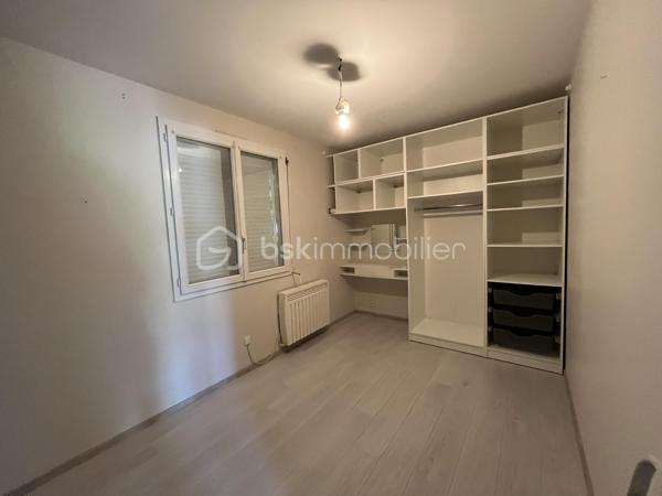 Niort quartier Saint Liguaire - Belle maison de 179 m² habitable sur 2 niveaux. En rez de jardin, entrée sur pièce de vie avec cuisine aménagée et équipée ouverte et donnant sur terrasse, salon, 2 chambres, salle d'eau, wc, placard, dégagement. Au rdc, grande pièce à vivre, cuisine aménagée et équpée, salle d'eau, wc, chambre. Possibilité studio indépendant ou locatif.
Jardin clos et arboré avec piscine 4X8m sécurisée, cabanon, garage indépendant double, bar d'été.
Chauffage électrique, poêle bois, panneaux solaires, isolation toiture 2019.
A voir rapidement.