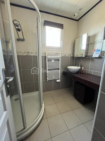 Niort quartier Saint Liguaire - Belle maison de 179 m² habitable sur 2 niveaux. En rez de jardin, entrée sur pièce de vie avec cuisine aménagée et équipée ouverte et donnant sur terrasse, salon, 2 chambres, salle d'eau, wc, placard, dégagement. Au rdc, grande pièce à vivre, cuisine aménagée et équpée, salle d'eau, wc, chambre. Possibilité studio indépendant ou locatif.
Jardin clos et arboré avec piscine 4X8m sécurisée, cabanon, garage indépendant double, bar d'été.
Chauffage électrique, poêle bois, panneaux solaires, isolation toiture 2019.
A voir rapidement.