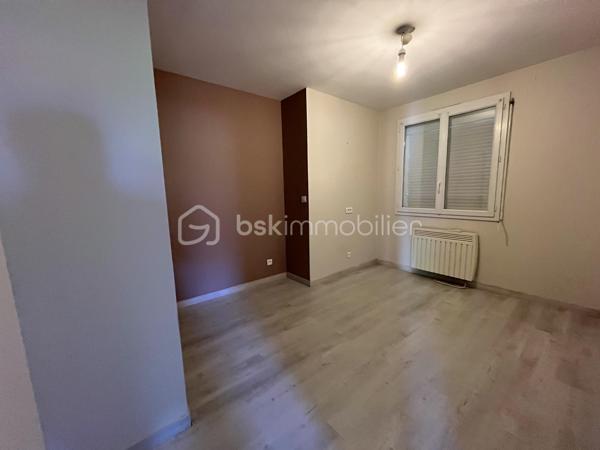 Niort quartier Saint Liguaire - Belle maison de 179 m² habitable sur 2 niveaux. En rez de jardin, entrée sur pièce de vie avec cuisine aménagée et équipée ouverte et donnant sur terrasse, salon, 2 chambres, salle d'eau, wc, placard, dégagement. Au rdc, grande pièce à vivre, cuisine aménagée et équpée, salle d'eau, wc, chambre. Possibilité studio indépendant ou locatif.
Jardin clos et arboré avec piscine 4X8m sécurisée, cabanon, garage indépendant double, bar d'été.
Chauffage électrique, poêle bois, panneaux solaires, isolation toiture 2019.
A voir rapidement.