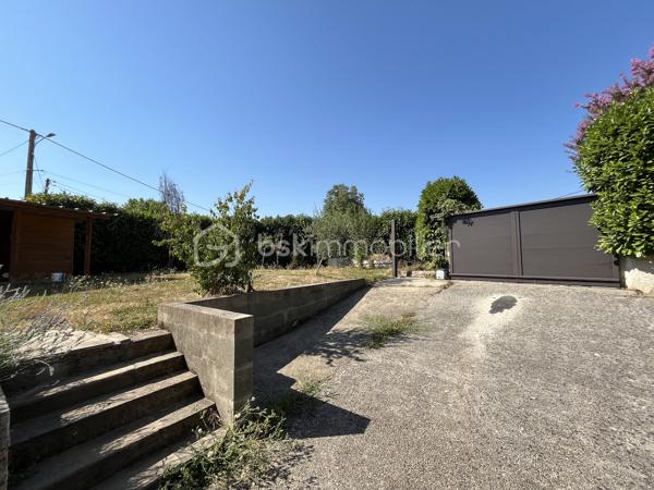 Niort quartier Saint Liguaire - Belle maison de 179 m² habitable sur 2 niveaux. En rez de jardin, entrée sur pièce de vie avec cuisine aménagée et équipée ouverte et donnant sur terrasse, salon, 2 chambres, salle d'eau, wc, placard, dégagement. Au rdc, grande pièce à vivre, cuisine aménagée et équpée, salle d'eau, wc, chambre. Possibilité studio indépendant ou locatif.
Jardin clos et arboré avec piscine 4X8m sécurisée, cabanon, garage indépendant double, bar d'été.
Chauffage électrique, poêle bois, panneaux solaires, isolation toiture 2019.
A voir rapidement.