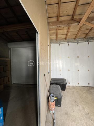 Niort quartier Saint Liguaire - Belle maison de 179 m² habitable sur 2 niveaux. En rez de jardin, entrée sur pièce de vie avec cuisine aménagée et équipée ouverte et donnant sur terrasse, salon, 2 chambres, salle d'eau, wc, placard, dégagement. Au rdc, grande pièce à vivre, cuisine aménagée et équpée, salle d'eau, wc, chambre. Possibilité studio indépendant ou locatif.
Jardin clos et arboré avec piscine 4X8m sécurisée, cabanon, garage indépendant double, bar d'été.
Chauffage électrique, poêle bois, panneaux solaires, isolation toiture 2019.
A voir rapidement.