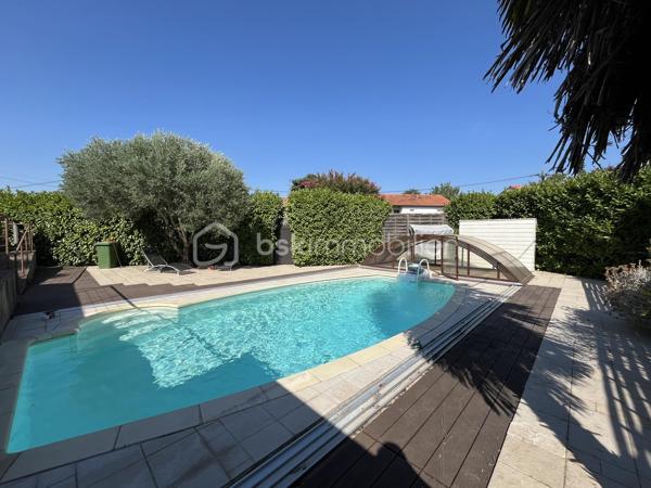 Niort quartier Saint Liguaire - Belle maison de 179 m² habitable sur 2 niveaux. En rez de jardin, entrée sur pièce de vie avec cuisine aménagée et équipée ouverte et donnant sur terrasse, salon, 2 chambres, salle d'eau, wc, placard, dégagement. Au rdc, grande pièce à vivre, cuisine aménagée et équpée, salle d'eau, wc, chambre. Possibilité studio indépendant ou locatif.
Jardin clos et arboré avec piscine 4X8m sécurisée, cabanon, garage indépendant double, bar d'été.
Chauffage électrique, poêle bois, panneaux solaires, isolation toiture 2019.
A voir rapidement.