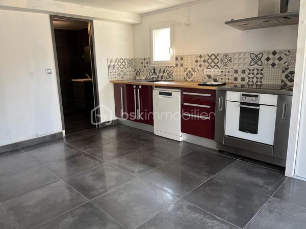 Niort quartier Saint Liguaire - Belle maison de 179 m² habitable sur 2 niveaux. En rez de jardin, entrée sur pièce de vie avec cuisine aménagée et équipée ouverte et donnant sur terrasse, salon, 2 chambres, salle d'eau, wc, placard, dégagement. Au rdc, grande pièce à vivre, cuisine aménagée et équpée, salle d'eau, wc, chambre. Possibilité studio indépendant ou locatif.
Jardin clos et arboré avec piscine 4X8m sécurisée, cabanon, garage indépendant double, bar d'été.
Chauffage électrique, poêle bois, panneaux solaires, isolation toiture 2019.
A voir rapidement.