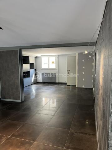 Niort quartier Saint Liguaire - Belle maison de 179 m² habitable sur 2 niveaux. En rez de jardin, entrée sur pièce de vie avec cuisine aménagée et équipée ouverte et donnant sur terrasse, salon, 2 chambres, salle d'eau, wc, placard, dégagement. Au rdc, grande pièce à vivre, cuisine aménagée et équpée, salle d'eau, wc, chambre. Possibilité studio indépendant ou locatif.
Jardin clos et arboré avec piscine 4X8m sécurisée, cabanon, garage indépendant double, bar d'été.
Chauffage électrique, poêle bois, panneaux solaires, isolation toiture 2019.
A voir rapidement.