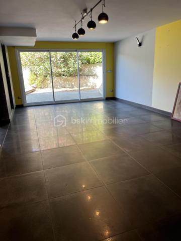 Niort quartier Saint Liguaire - Belle maison de 179 m² habitable sur 2 niveaux. En rez de jardin, entrée sur pièce de vie avec cuisine aménagée et équipée ouverte et donnant sur terrasse, salon, 2 chambres, salle d'eau, wc, placard, dégagement. Au rdc, grande pièce à vivre, cuisine aménagée et équpée, salle d'eau, wc, chambre. Possibilité studio indépendant ou locatif.
Jardin clos et arboré avec piscine 4X8m sécurisée, cabanon, garage indépendant double, bar d'été.
Chauffage électrique, poêle bois, panneaux solaires, isolation toiture 2019.
A voir rapidement.