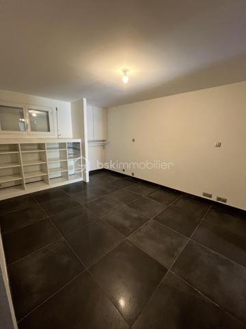 Niort quartier Saint Liguaire - Belle maison de 179 m² habitable sur 2 niveaux. En rez de jardin, entrée sur pièce de vie avec cuisine aménagée et équipée ouverte et donnant sur terrasse, salon, 2 chambres, salle d'eau, wc, placard, dégagement. Au rdc, grande pièce à vivre, cuisine aménagée et équpée, salle d'eau, wc, chambre. Possibilité studio indépendant ou locatif.
Jardin clos et arboré avec piscine 4X8m sécurisée, cabanon, garage indépendant double, bar d'été.
Chauffage électrique, poêle bois, panneaux solaires, isolation toiture 2019.
A voir rapidement.