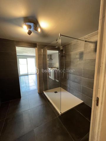 Niort quartier Saint Liguaire - Belle maison de 179 m² habitable sur 2 niveaux. En rez de jardin, entrée sur pièce de vie avec cuisine aménagée et équipée ouverte et donnant sur terrasse, salon, 2 chambres, salle d'eau, wc, placard, dégagement. Au rdc, grande pièce à vivre, cuisine aménagée et équpée, salle d'eau, wc, chambre. Possibilité studio indépendant ou locatif.
Jardin clos et arboré avec piscine 4X8m sécurisée, cabanon, garage indépendant double, bar d'été.
Chauffage électrique, poêle bois, panneaux solaires, isolation toiture 2019.
A voir rapidement.