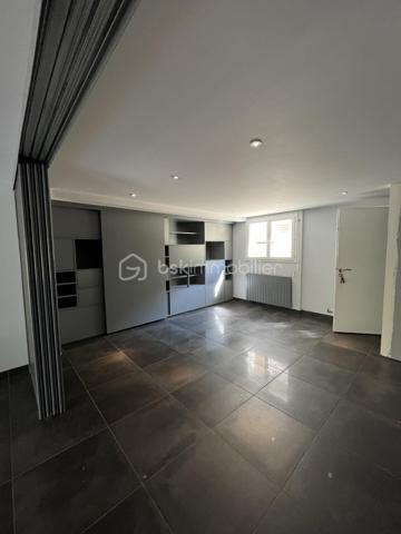 Niort quartier Saint Liguaire - Belle maison de 179 m² habitable sur 2 niveaux. En rez de jardin, entrée sur pièce de vie avec cuisine aménagée et équipée ouverte et donnant sur terrasse, salon, 2 chambres, salle d'eau, wc, placard, dégagement. Au rdc, grande pièce à vivre, cuisine aménagée et équpée, salle d'eau, wc, chambre. Possibilité studio indépendant ou locatif.
Jardin clos et arboré avec piscine 4X8m sécurisée, cabanon, garage indépendant double, bar d'été.
Chauffage électrique, poêle bois, panneaux solaires, isolation toiture 2019.
A voir rapidement.