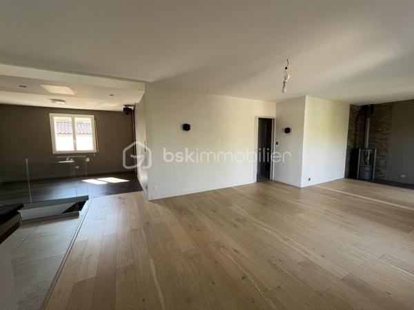 Niort quartier Saint Liguaire - Belle maison de 179 m² habitable sur 2 niveaux. En rez de jardin, entrée sur pièce de vie avec cuisine aménagée et équipée ouverte et donnant sur terrasse, salon, 2 chambres, salle d'eau, wc, placard, dégagement. Au rdc, grande pièce à vivre, cuisine aménagée et équpée, salle d'eau, wc, chambre. Possibilité studio indépendant ou locatif.
Jardin clos et arboré avec piscine 4X8m sécurisée, cabanon, garage indépendant double, bar d'été.
Chauffage électrique, poêle bois, panneaux solaires, isolation toiture 2019.
A voir rapidement.