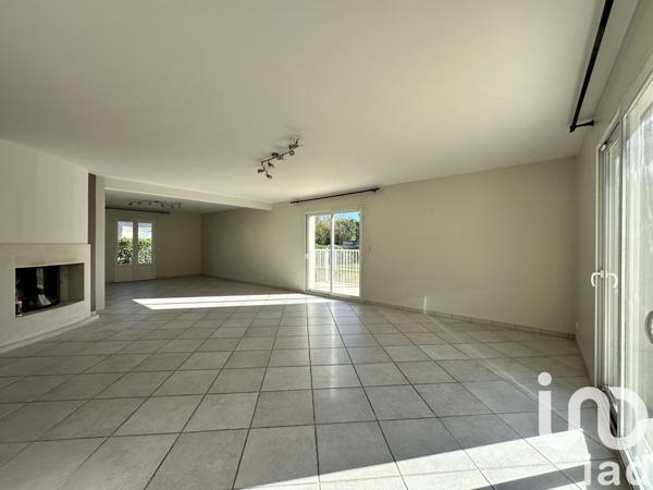 Maison traditionnelle 6 pièces de 213 m² à Saint-Cyr-sur-Loire (37540)