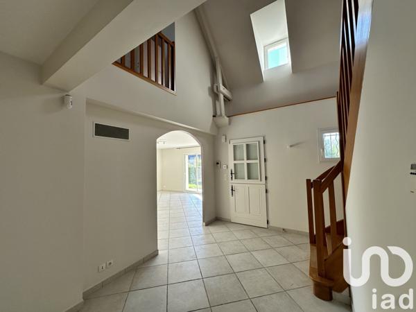 Maison traditionnelle 6 pièces de 213 m² à Saint-Cyr-sur-Loire (37540)