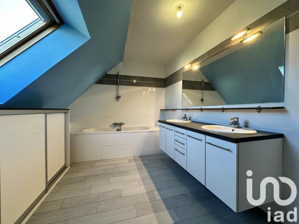 Maison traditionnelle 6 pièces de 213 m² à Saint-Cyr-sur-Loire (37540)