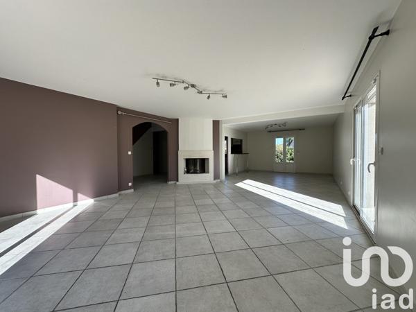 Maison traditionnelle 6 pièces de 213 m² à Saint-Cyr-sur-Loire (37540)