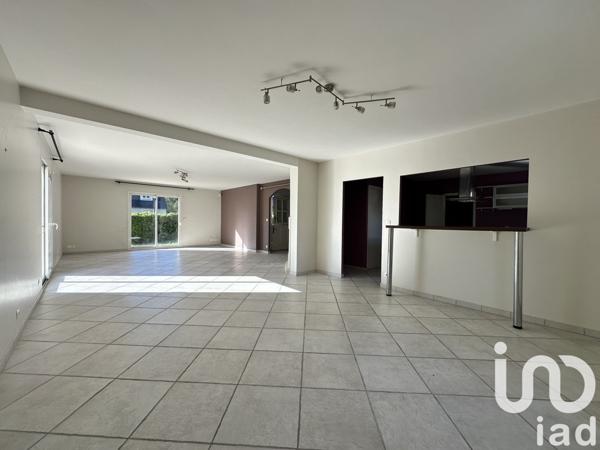 Maison traditionnelle 6 pièces de 213 m² à Saint-Cyr-sur-Loire (37540)