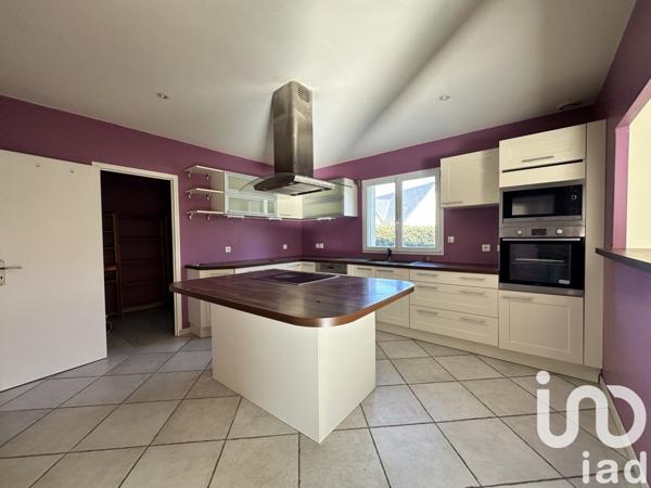 Maison traditionnelle 6 pièces de 213 m² à Saint-Cyr-sur-Loire (37540)