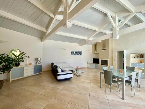 Coup de coeur assuré ! Magnifique maison contemporaine avec sa superbe pièce de vie en cathédrale !