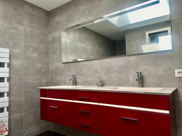 Coup de coeur assuré ! Magnifique maison contemporaine avec sa superbe pièce de vie en cathédrale !