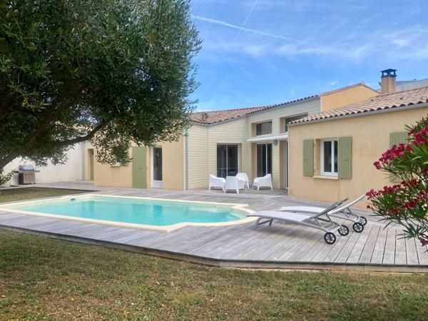 Coup de coeur assuré ! Magnifique maison contemporaine avec sa superbe pièce de vie en cathédrale !