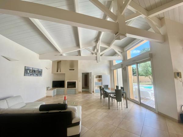 Coup de coeur assuré ! Magnifique maison contemporaine avec sa superbe pièce de vie en cathédrale !